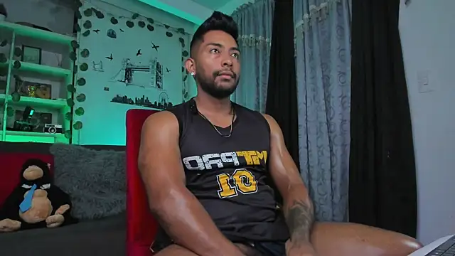 Snapshot of Couple_muscle1 chatting on 11-05-25, 04:40 Couple muscle1 online show from 11-05-25, 04:40