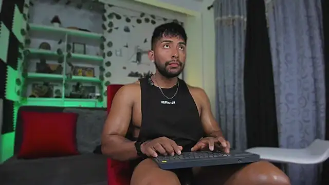 Snapshot of Couple_muscle1 chatting on 11-27-25, 07:38 Couple muscle1 online show from 11-27-25, 07:38