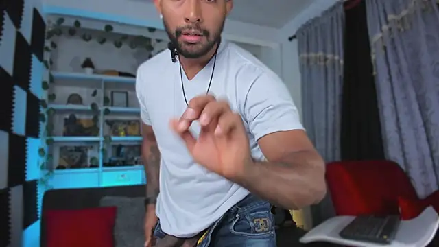 Snapshot of Couple_muscle1 chatting on 12-01-25, 01:43 Couple muscle1 online show from 12-01-25, 01:43