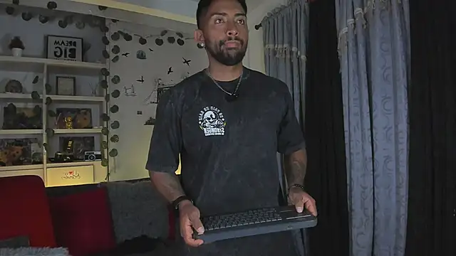 Snapshot of Couple_muscle1 chatting on 01-06-26, 09:39 Couple muscle1 online show from 01-06-26, 09:39