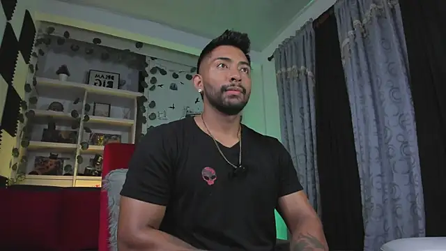 Snapshot of Couple_muscle1 chatting on 01-13-26, 08:47 Couple muscle1 online show from 01-13-26, 08:47