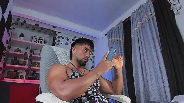 Snapshot of Couple_muscle1 chatting on 03-12-26, 08:26 Couple muscle1 online show from 03-12-26, 08:26