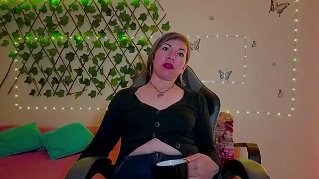 Lady breaks hearts online show from 11-12-25, 10:37