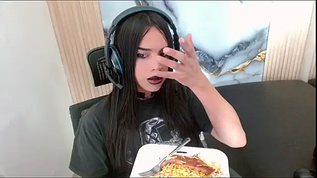 Snapshot of Dollbehavior_ chatting on 09-21-25, 02:35 Dollbehavior online show from 09-21-25, 02:35