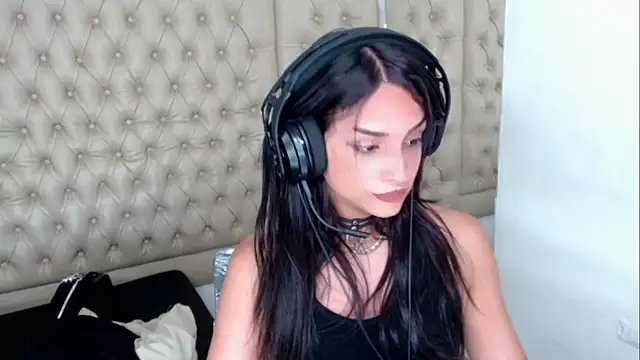 Snapshot of Dollbehavior_ chatting on 11-22-25, 04:22 Dollbehavior online show from 11-22-25, 04:22