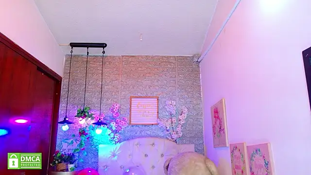 Snapshot of REDHOTTER_ chatting on 02-13-26, 07:43 REDHOTTER online show from 02-13-26, 07:43