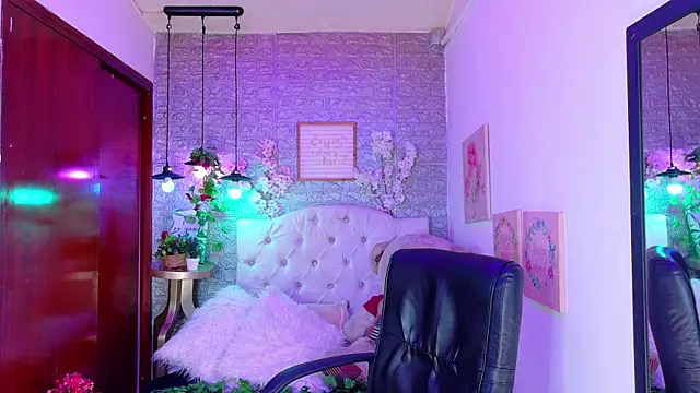 Snapshot of REDHOTTER_ chatting on 02-17-26, 07:42 REDHOTTER online show from 02-17-26, 07:42