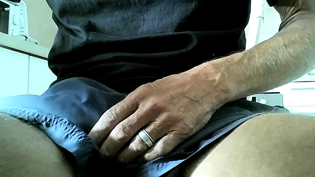 Snapshot of ewuich1 chatting on 03-21-25, 03:57 ewuich1 online show from 03-21-25, 03:57