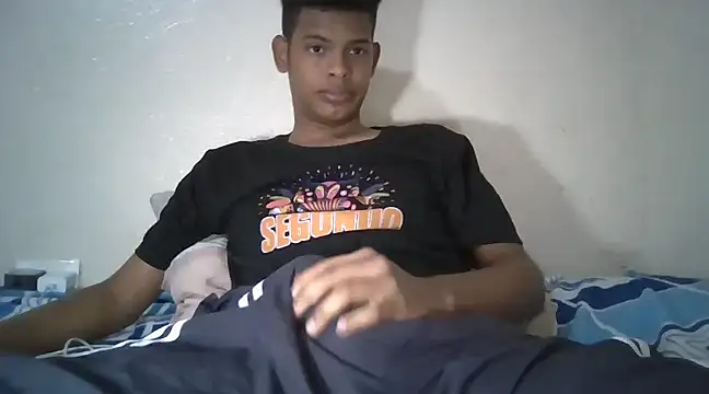 Snapshot of boylittle19cm chatting on 02-18-25, 03:21 boylittle19cm online show from 02-18-25, 03:21