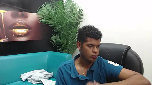 Snapshot of boylittle19cm chatting on 03-13-25, 03:39 boylittle19cm online show from 03-13-25, 03:39