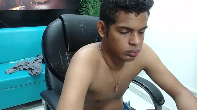 Snapshot of boylittle19cm chatting on 03-18-25, 03:31 boylittle19cm online show from 03-18-25, 03:31