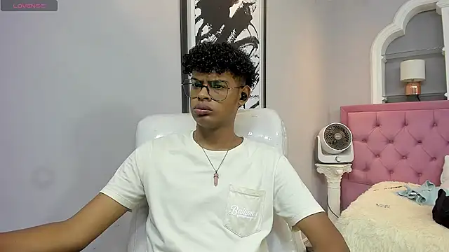 Snapshot of boylittle19cm chatting on 09-20-25, 12:06 boylittle19cm online show from 09-20-25, 12:06