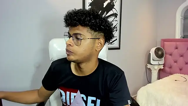 Snapshot of boylittle19cm chatting on 09-24-25, 12:41 boylittle19cm online show from 09-24-25, 12:41