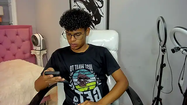 Snapshot of boylittle19cm chatting on 09-26-25, 12:20 boylittle19cm online show from 09-26-25, 12:20