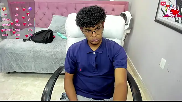 Snapshot of boylittle19cm chatting on 10-12-25, 01:21 boylittle19cm online show from 10-12-25, 01:21