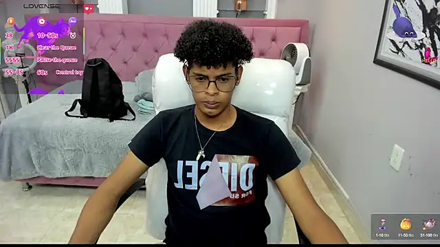 Snapshot of boylittle19cm chatting on 10-17-25, 01:53 boylittle19cm online show from 10-17-25, 01:53