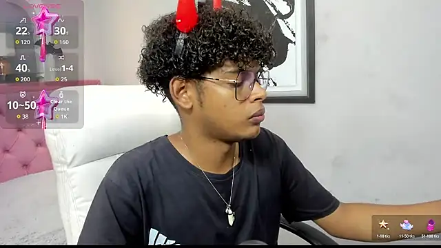 Snapshot of boylittle19cm chatting on 10-18-25, 02:03 boylittle19cm online show from 10-18-25, 02:03