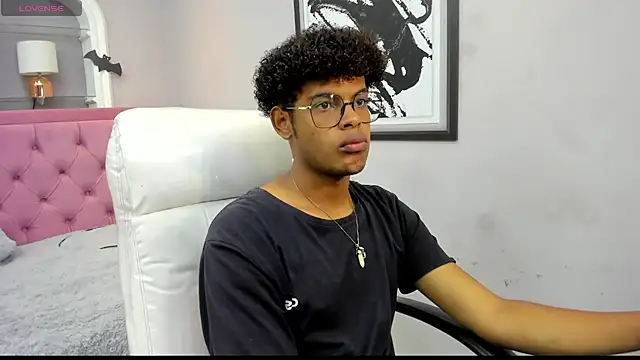 Snapshot of boylittle19cm chatting on 10-19-25, 12:39 boylittle19cm online show from 10-19-25, 12:39