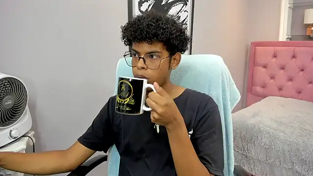 Snapshot of boylittle19cm chatting on 10-29-25, 01:02 boylittle19cm online show from 10-29-25, 01:02