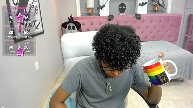 Snapshot of boylittle19cm chatting on 10-31-25, 11:55 boylittle19cm online show from 10-31-25, 11:55