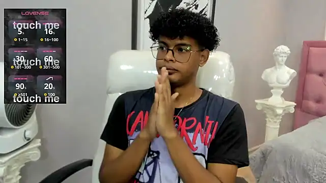 Snapshot of boylittle19cm chatting on 11-08-25, 12:38 boylittle19cm online show from 11-08-25, 12:38