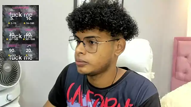 Snapshot of boylittle19cm chatting on 11-15-25, 12:34 boylittle19cm online show from 11-15-25, 12:34