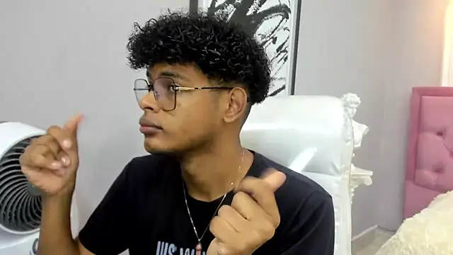 Snapshot of boylittle19cm chatting on 11-20-25, 12:27 boylittle19cm online show from 11-20-25, 12:27