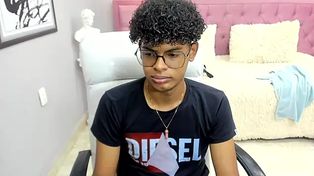 Snapshot of boylittle19cm chatting on 11-21-25, 12:26 boylittle19cm online show from 11-21-25, 12:26