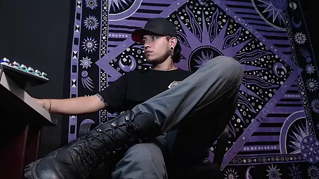 Snapshot of Dicaprioo_ chatting on 01-17-25, 10:01 Dicaprioo online show from 01-17-25, 10:01