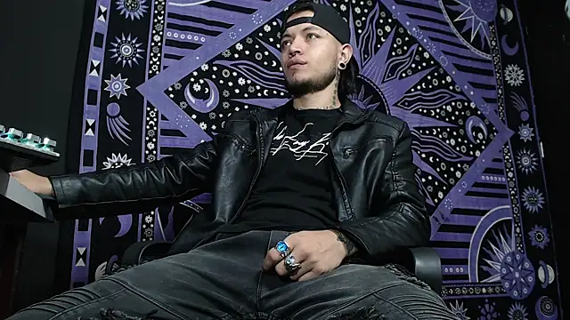 Snapshot of Dicaprioo_ chatting on 02-06-25, 06:46 Dicaprioo online show from 02-06-25, 06:46