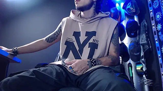 Snapshot of Dicaprioo_ chatting on 02-19-25, 09:47 Dicaprioo online show from 02-19-25, 09:47