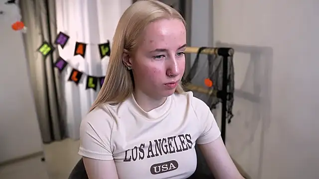 Snapshot of Cassie_Kelman chatting on 10-20-25, 08:53 Cassie Kelman online show from 10-20-25, 08:53