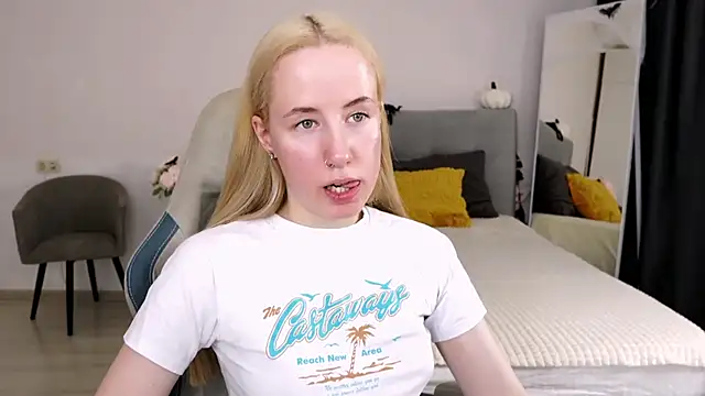 Snapshot of Cassie_Kelman chatting on 10-25-25, 09:31 Cassie Kelman online show from 10-25-25, 09:31