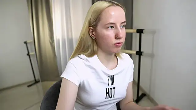 Snapshot of Cassie_Kelman chatting on 11-17-25, 09:20 Cassie Kelman online show from 11-17-25, 09:20