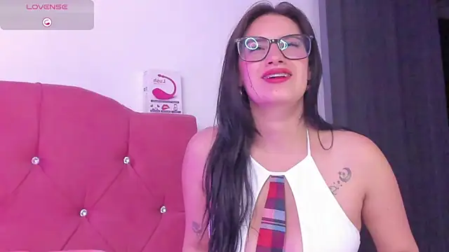 Snapshot of LucianaTomson chatting on 12-21-25, 01:46 LucianaTomson online show from 12-21-25, 01:46