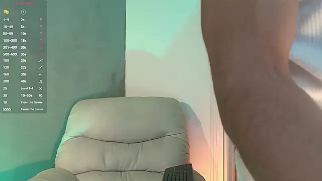 Snapshot of Valentinoford chatting on 02-21-25, 02:50 Valentinoford online show from 02-21-25, 02:50