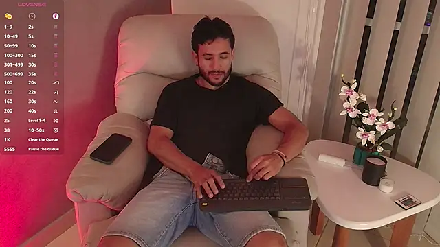 Snapshot of Valentinoford chatting on 02-22-25, 02:17 Valentinoford online show from 02-22-25, 02:17