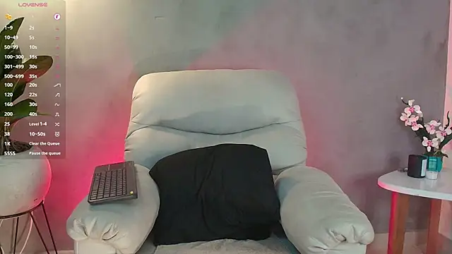 Snapshot of Valentinoford chatting on 02-28-25, 03:15 Valentinoford online show from 02-28-25, 03:15