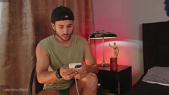 Snapshot of Valentinoford chatting on 10-27-25, 08:02 Valentinoford online show from 10-27-25, 08:02