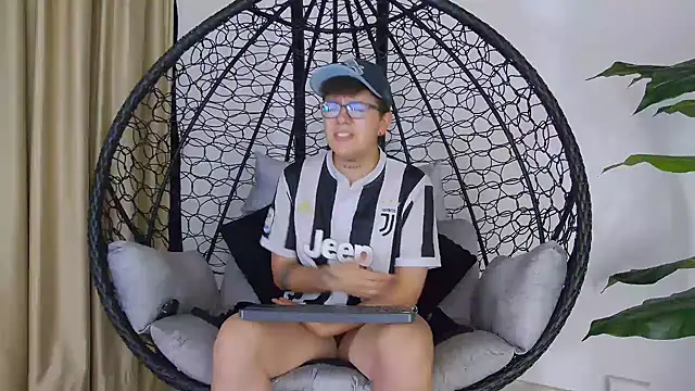 Snapshot of alex_noa chatting on 11-04-25, 06:18 alex noa online show from 11-04-25, 06:18