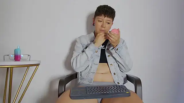 Snapshot of alex_noa chatting on 11-25-25, 07:25 alex noa online show from 11-25-25, 07:25