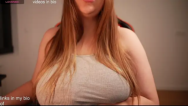 Snapshot of Vikky_Love chatting on 12-29-24, 09:09 Vikky Love online show from 12-29-24, 09:09