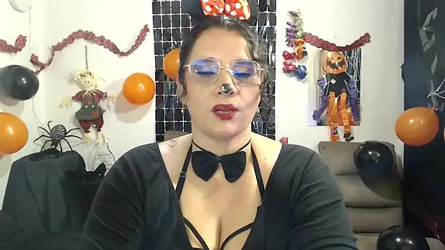 Aleja Gonzales online show from 10-30-25, 04:47