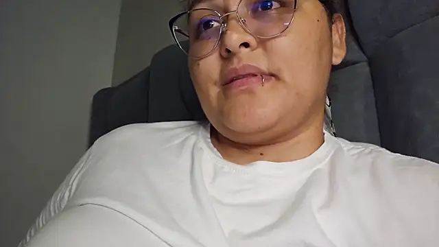 Snapshot of Laura77_ chatting on 11-16-25, 05:46 Laura77 online show from 11-16-25, 05:46