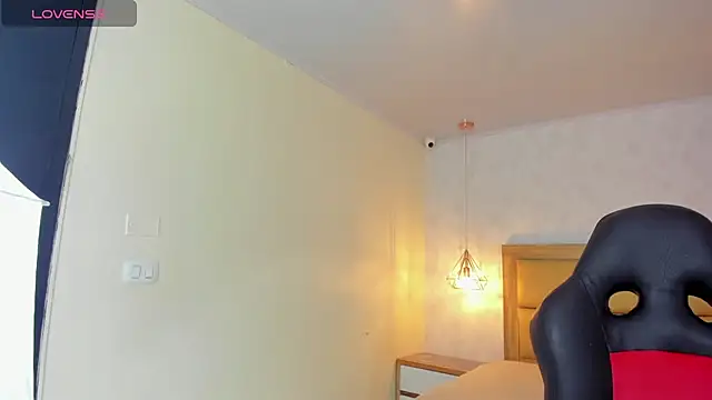 Snapshot of LARSONMIA chatting on 11-11-25, 12:27 LARSONMIA online show from 11-11-25, 12:27