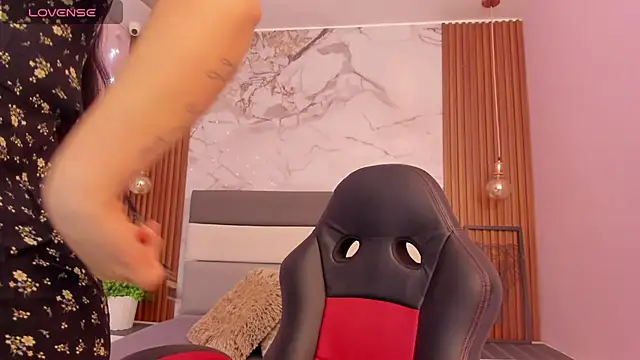 Snapshot of LARSONMIA chatting on 11-21-25, 12:15 LARSONMIA online show from 11-21-25, 12:15