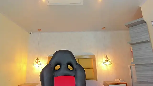 Snapshot of LARSONMIA chatting on 11-25-25, 12:16 LARSONMIA online show from 11-25-25, 12:16