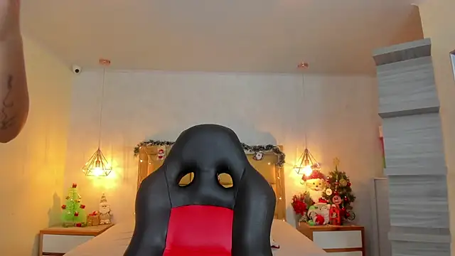 Snapshot of LARSONMIA chatting on 12-20-25, 12:34 LARSONMIA online show from 12-20-25, 12:34