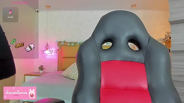 Snapshot of LARSONMIA chatting on 02-07-26, 11:47 LARSONMIA online show from 02-07-26, 11:47