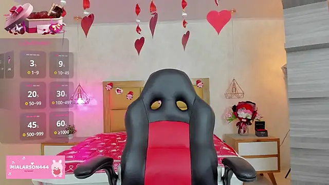 Snapshot of LARSONMIA chatting on 02-14-26, 12:35 LARSONMIA online show from 02-14-26, 12:35